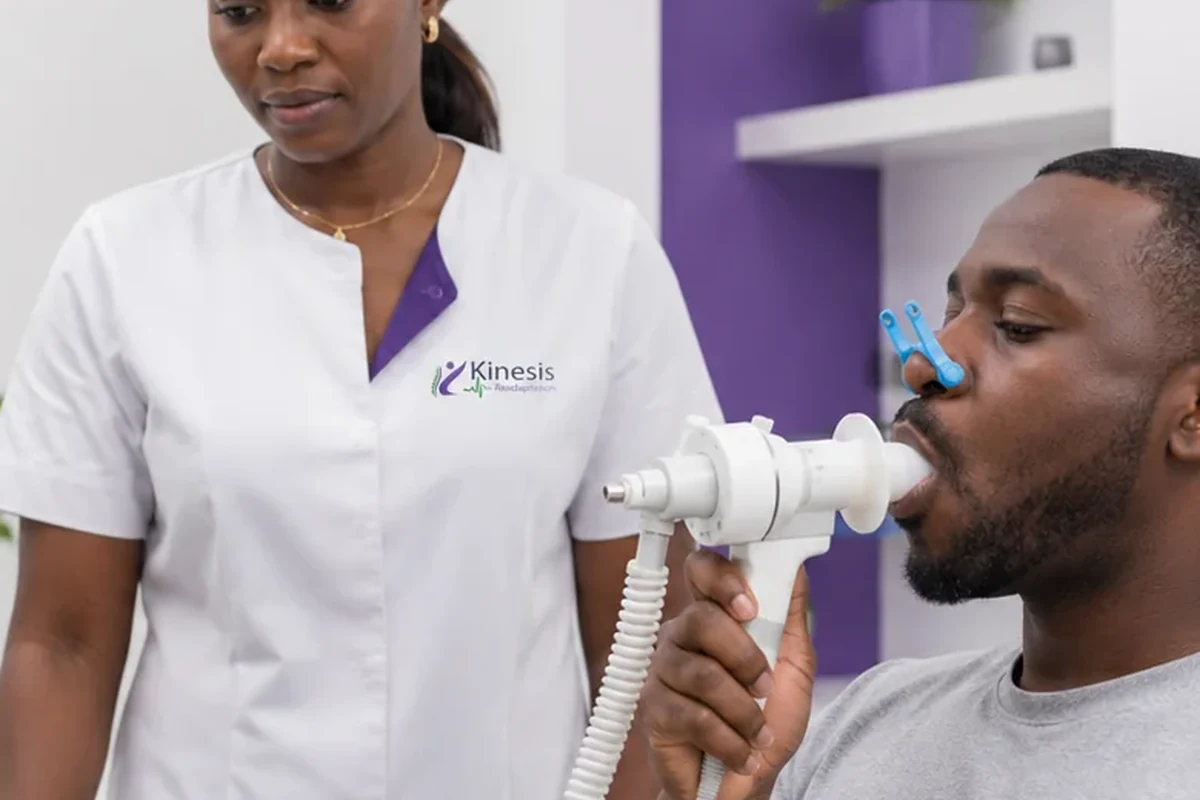 Patient effectuant un examen de la fonction respiratoire